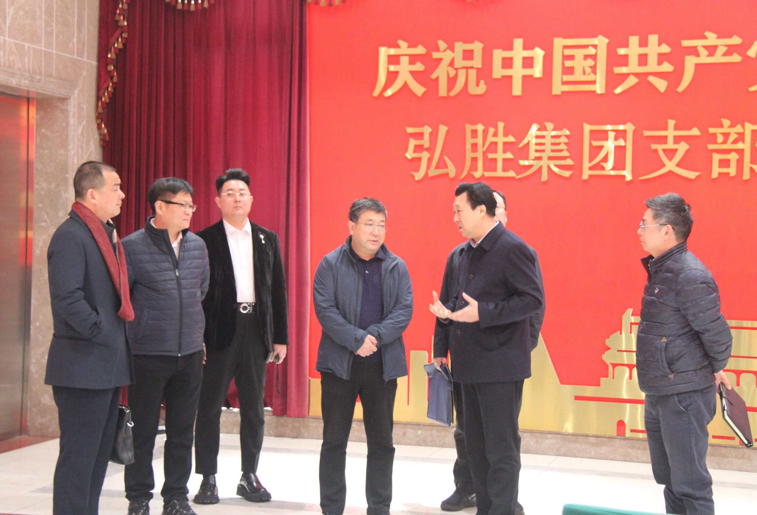 中國國家鐵路集團有限公司貨運部負責人周世暾、貨運價格處處長肖睿、貨運營銷處副處長何杰一行在中國鐵路廣州局集團貨運部主任張軼弘、副主任羅盛秋、廣深鐵路物流中心主任宋海濤、廣州鐵路物流中心總經理魯尚鋒的陪同下蒞臨弘勝集團調研指導交流.JPG